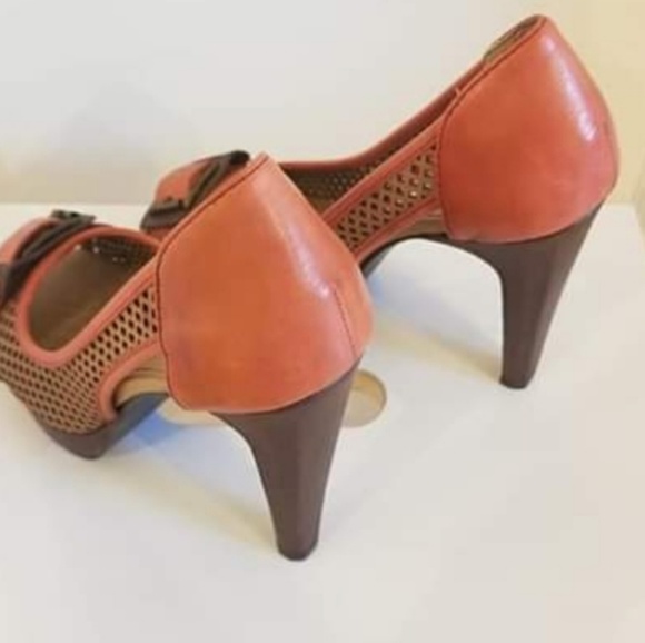 Pair of brown leather peep toe heels - Picture 3 of 4